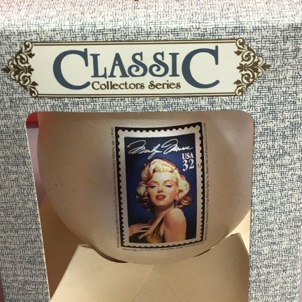 MARILYN MONROE CLASSIC COLLECTORS SERIES GLASS ORNAMENT